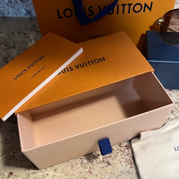 LOUIS VUITTON Clockwise Sunglasses Gold Monogram NWT - Picture 10 of 15